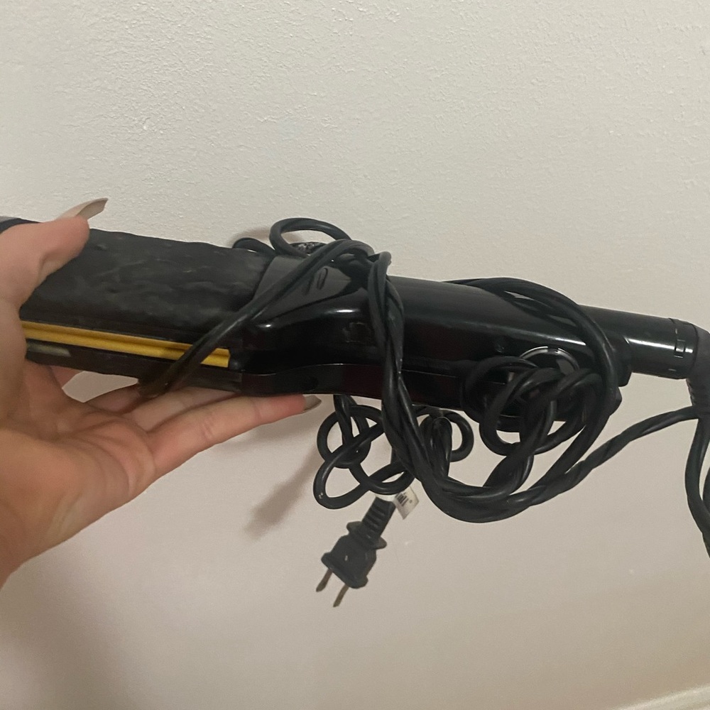 I am selling a hair straightener used